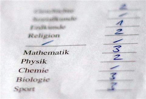 Die Noten für die Fächer Religion, Mathematik, Physik, Biologie und Sport sind auf einem Zeugnis zu lesen