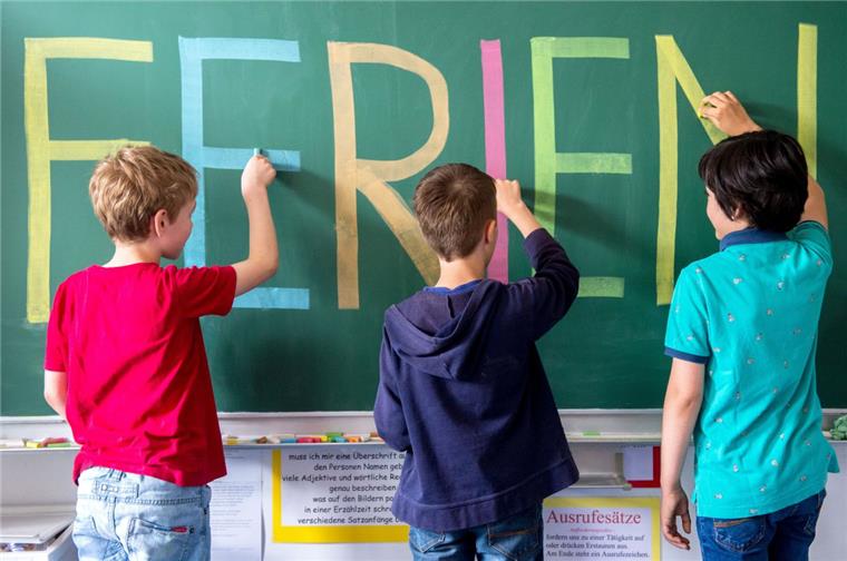 Selsinger Kinder in den Ferien bald gut betreut Schulkinder schreiben mit bunter Kreide das Wort "Ferien" an eine Tafel. In den sechswöchigen Sommerferien bietet die Samtgemeinde Selsingen demnächst eine maximal zweiwöchige Betreuung für Shculkinder an.