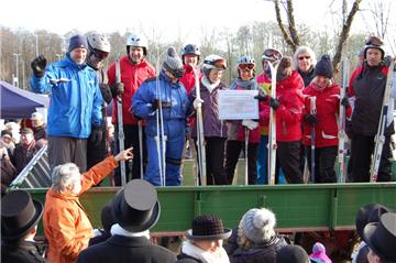 Schulleiter Klaus Tetzner (links) und die Lehrer der Waldschule Hagen-Beverstedt haben die Zusatzwette bei der Hagener Eiswette gewonnen. 250 Euro wandern in die Schulkasse.