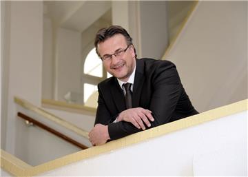 Schulleiter mit Musikervergangenheit: Lars Hierath ist der neue Rektor des Lloyd-Gymnasiums.