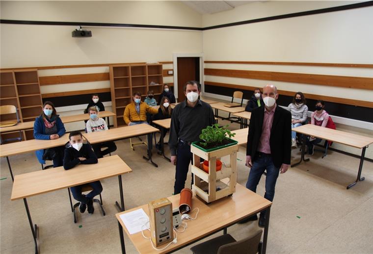 Waldschule Hagen: Schüler entwickeln CO2-Ampel Schulleiter Sven Fierek (rechts) und Lehrer Burkhard Overbeck sind beeindruckt: Die Schülerinnen und Schüler der Waldschule haben bei Jugend forscht beachtliche Ergebnisse erzielt. Foto: Gehrke