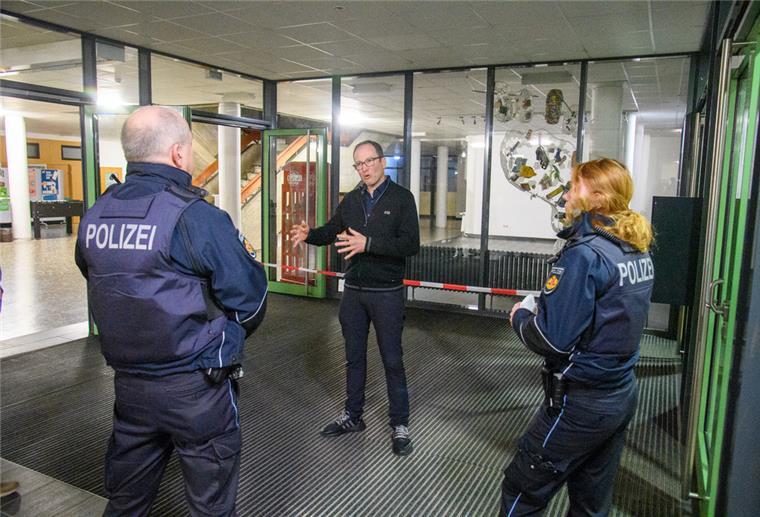 Schulleiter York Grüninger im Gespräch mit der Polizei.