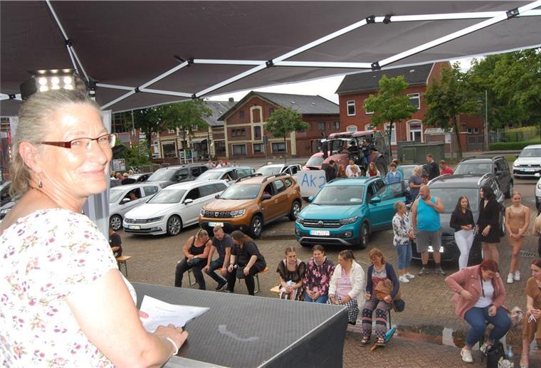 Schulleiterin Anja Bode überraschte während der Abschlussfeier per Drive-in auf dem Marktplatz in Rodenkirchen mit einem Grußwort von Angela Merkel, um das sie die Bundeskanzlerin gebeten hatte.