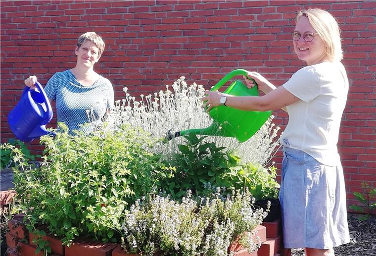 Weniger Müll und mehr regionale Nahrungsmittel Schulleiterin Mareike Berg (links) und ihre Kollegin Petra Heinemann freuen sich, dass die Förderschule Am Siel in Sachen Umwelt und Nachhaltigkeit Akzente setzt.