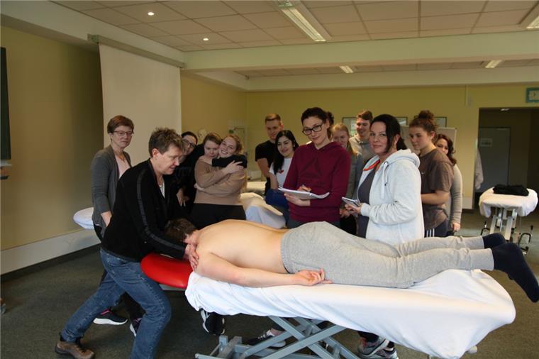 Physiotherapeuten-Schüler: Sie sind gefragt wie nie Schulleiterin Susann Agthe (links) zeigt Anja Rock (roter Kapuzenpullover) und Wiebke Schüler (rechts davon) sowie den anderen Physiotherapie-Schülerinnen und -Schülern die richtigen Handgriffe.Foto: Gehrke
