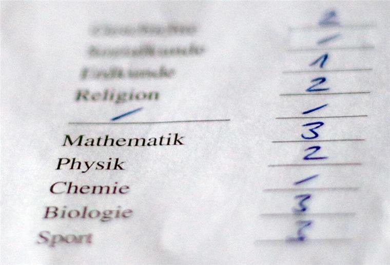 Mehrheit der Bremerhavener will wieder Schulnoten in Grundschule Die Noten für die Fächer Religion, Mathematik, Physik, Biologie und Sport sind auf einem Zeugnis zu lesen.
