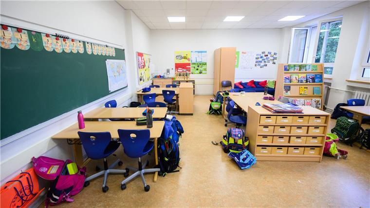 Elternwunsch: Schulen erhalten mehr Freiraum für Abholzeiten Schulranzen stehen während der großen Pause im Klassenraum einer 4. Klasse einer Grundschule in der Region Hannover.