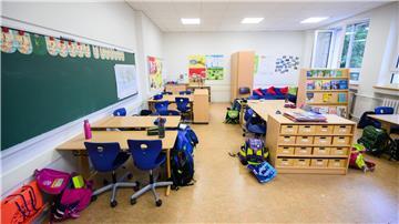 Schulranzen stehen während der großen Pause im Klassenraum einer 4. Klasse einer Grundschule in der Region Hannover.