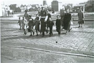 Schulweg über die Georgstraße in Geestemünde. Aufgenommen Anfang der 1950er Jahr...