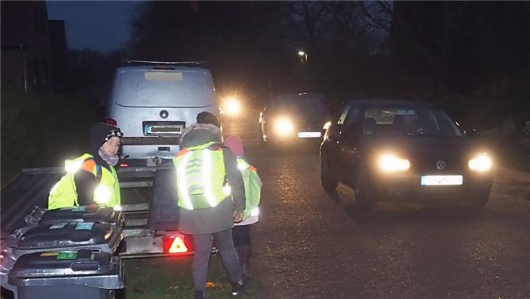 Schulweg zwischen Mülltonnen, parkenden Fahrzeugen und dem ständig rollenden Verkehr in Neuenwalde.