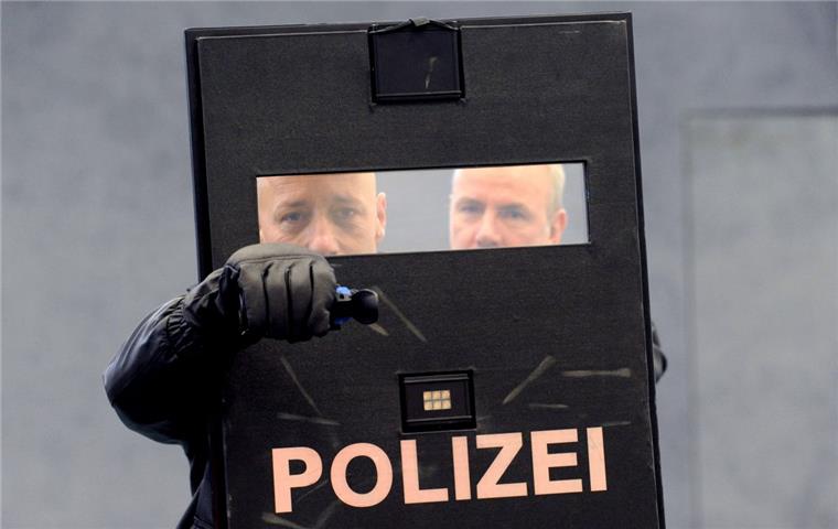 Senatorin droht mit Stellenstreichungen bei der Polizei Schutzschild gegen Personalkürzungen: Die Bremerhavener Polizei wehrt sich gegen die Sparpläne der Landesregierung, die ihr nur noch 450 anstatt 495 Stellen zubilligen will. Foto Reeder