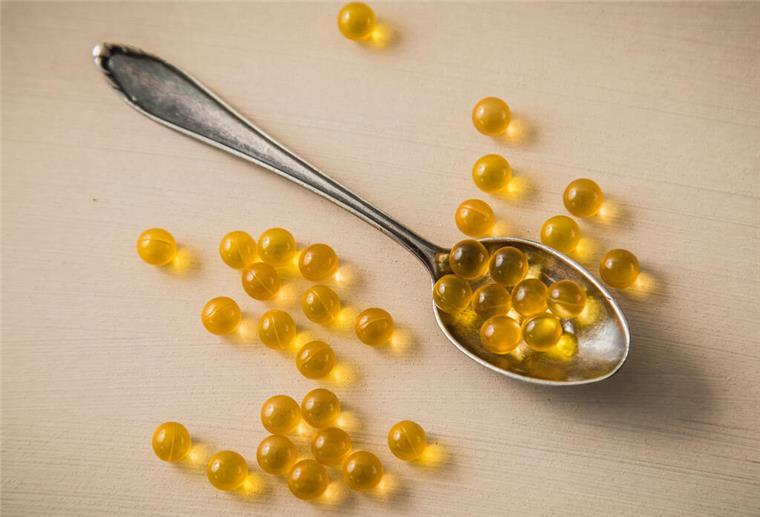 Vitamin-D-Mangel: Diese Symptome solltest du ernst nehmen Vitamin-D-Tabletten liegen auf einem Löffel. Viele Menschen leiden still unter einem Vitamin-D-Mangel.