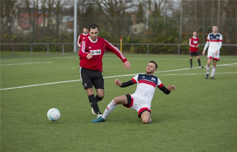 1. FC Nordenham schockt Schwarz-Rot Esenshamm in der Fusionsliga Schwarz-Rot Esenshamm (links Yasin Kapakli) ließ sich am Sonntag nach der 3:1-Führung die Butter vom Brot nehmen. Der 1. FC Nordenham gewann mit 4:3.