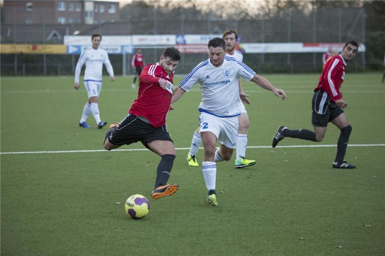 Bei Schwarz-Rot Esenshamm ist alles im grünen Bereich Schwarz-Rot Esenshamm (rote Trikots) hat im ersten Saisonabschnitt der Fußball-Fusionsliga schon so manches kurioses Ergebnis erzielt. Meist ging es gut aus.