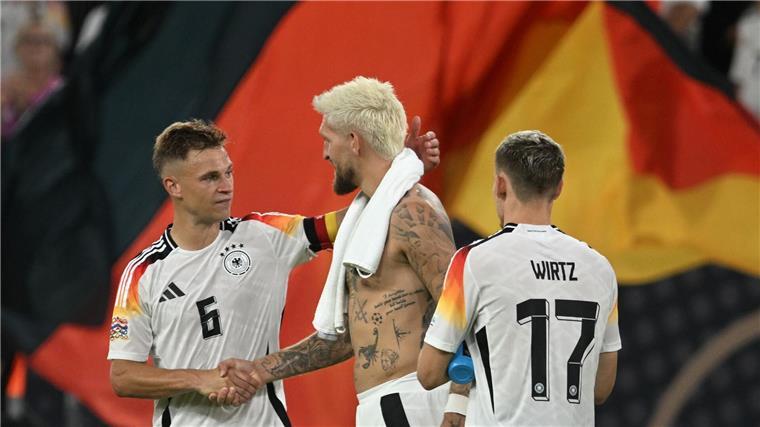 Team-Chemie passt: Nagelsmann mit Toreschub nach Holland Schwarz-rot-goldener Jubel mit Joshua Kimmich (l), Robert Andrich (M) und Florian Wirtz (r).