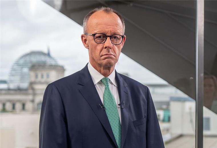Durchgesickert: Merz-Regierung macht plötzliche Kehrtwende bei Kassenbeiträgen! Bundeskanzler Friedrich Merz (CDU) wartet vor der Aufzeichnung des ProSieben/Sat.1-Sommerinterviews im Studio am Pariser Platz.