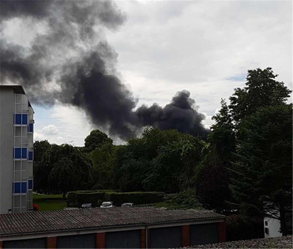 Schwarzer Rauch über der Fichteschule.