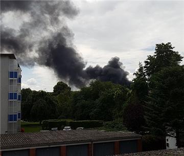 Schwarzer Rauch über der Fichteschule.