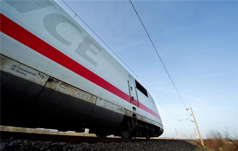 Schwarzfahrer will im ICE Süßigkeiten klauen und landet im Knast Schwarzfahren lohnt sich nicht - das hat jetzt ein 21-Jähriger im ICE zwischen Hamburg und Hannover feststellen müssen.