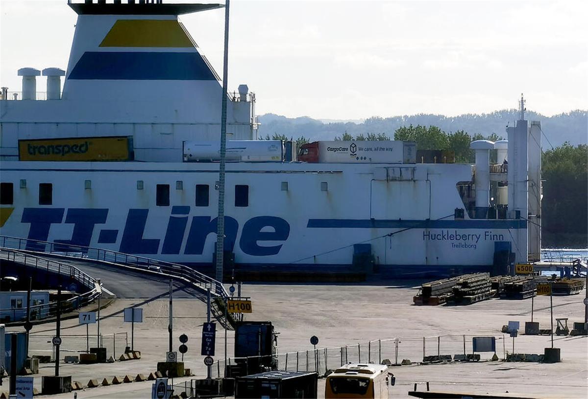 Schwedenfähre „Huckleberry Finn“ nach Brand im Maschinenraum umgekehrt und nach Travemünde zurückgekehrt. Auf der Fähre von Travemünde nach Schweden mit 131 Menschen an Bord hat es am frühen Mittwochmorgen im Maschinenraum gebrannt. Die Besatzung habe das Feuer mit den bordeigenen Brandbekämpfungssystemen löschen können, teilte die Deutsche Gesellschaft zur Rettung Schiffbrüchiger (DGzRS) mit. Die Menschen an Bord mussten das Schiff nicht verlassen; Verletzte gab es nicht. Nach Angaben der Poliz