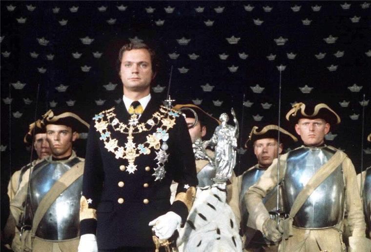 „Den Schweden ans Herz gewachsen“: König Carl Gustaf Schwedens König Carl XVI. Gustaf in voller Admiralsuniform, nachdem er den Thron von seinem Vater Gustav VI. übernommen hat (1973).