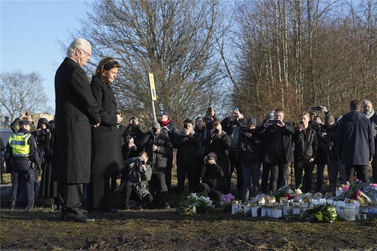 Elf Tote nach Schüssen an Schule – Polizei findet mutmaßlichen Täter tot Schwedens König Carl XVI Gustaf und Königin Silvia bei einer Gedenkstätte