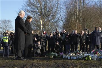 Schwedens König Carl XVI Gustaf und Königin Silvia bei einer Gedenkstätte