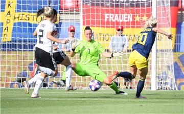Schwedens Sofia Jakobsson (rechts) erzielt gegen Deutschlands Torhüterin Almuth Schult (Mitte) das Tor zum 1:1. 
