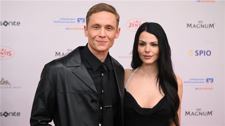 Schweighöfer kam mit Freundin Ruby O. Fee zum Ball.