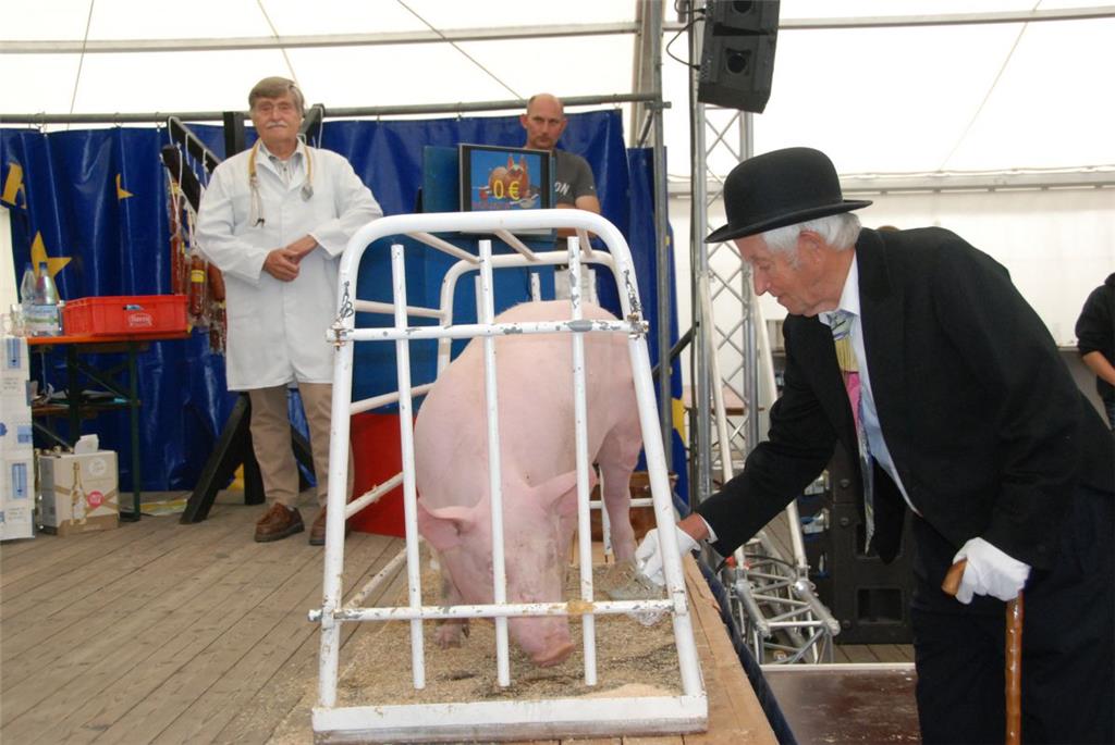 Schweinemarkt in Dedesdorf: Jolante kommt unter den Hammer und die Marktkönigin ...