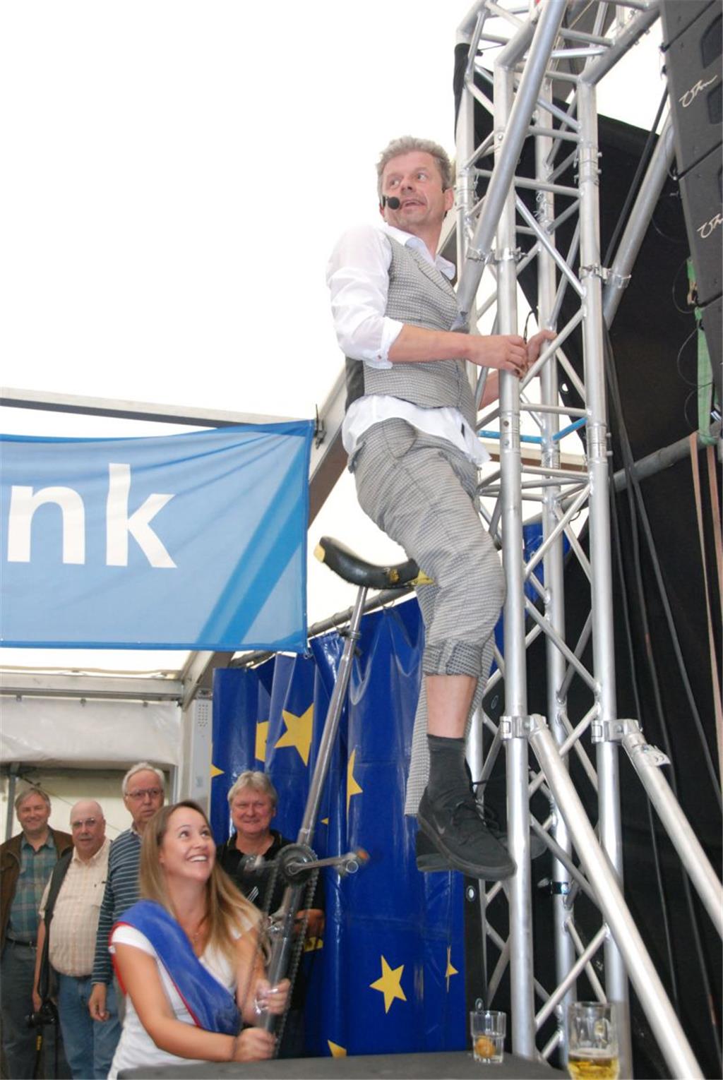 Schweinemarkt in Dedesdorf: Jolante kommt unter den Hammer und die Marktkönigin ...