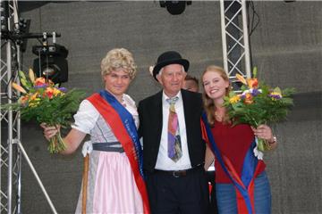 Schweinemarkt in Dedesdorf: Jolante kommt unter den Hammer und die Marktkönigin ...