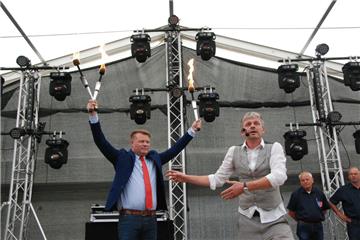 Schweinemarkt in Dedesdorf: Jolante kommt unter den Hammer und die Marktkönigin ...