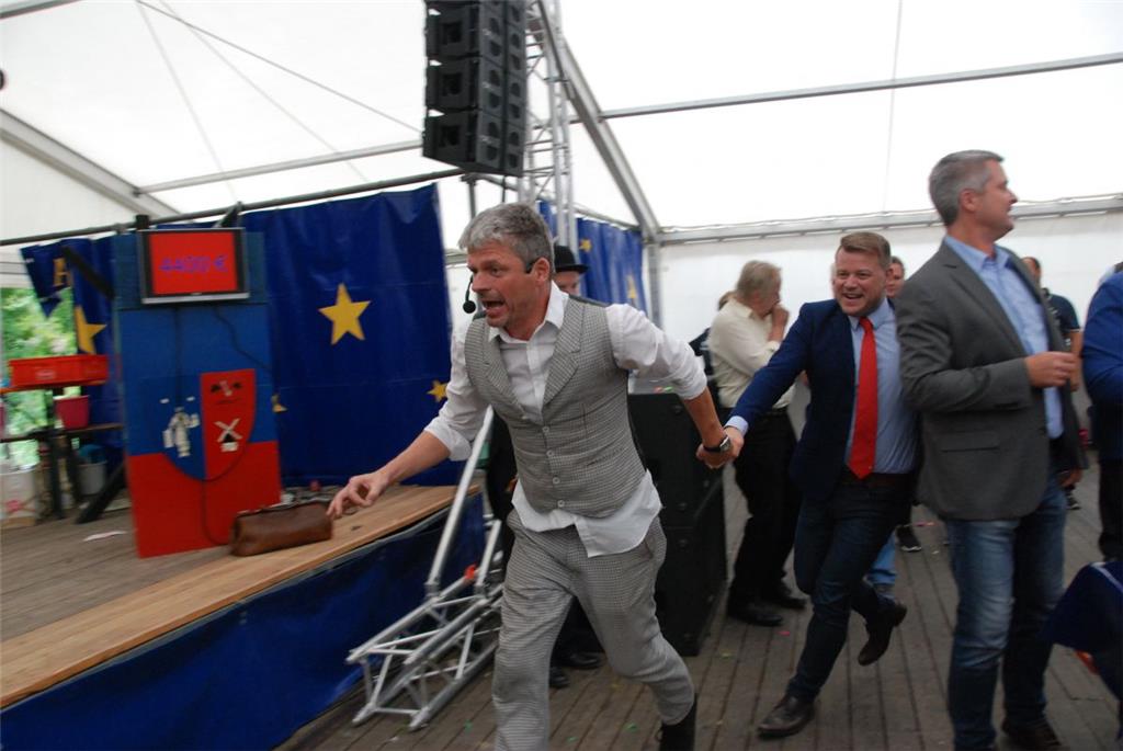 Schweinemarkt in Dedesdorf: Jolante kommt unter den Hammer und die Marktkönigin ...