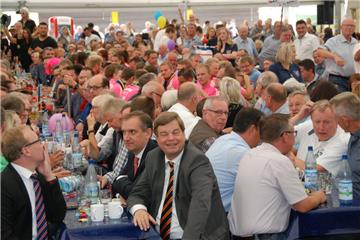 Schweinemarkt in Dedesdorf: Jolante kommt unter den Hammer und die Marktkönigin ...