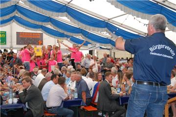 Schweinemarkt in Dedesdorf: Jolante kommt unter den Hammer und die Marktkönigin ...