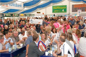 Schweinemarkt in Dedesdorf: Jolante kommt unter den Hammer und die Marktkönigin ...