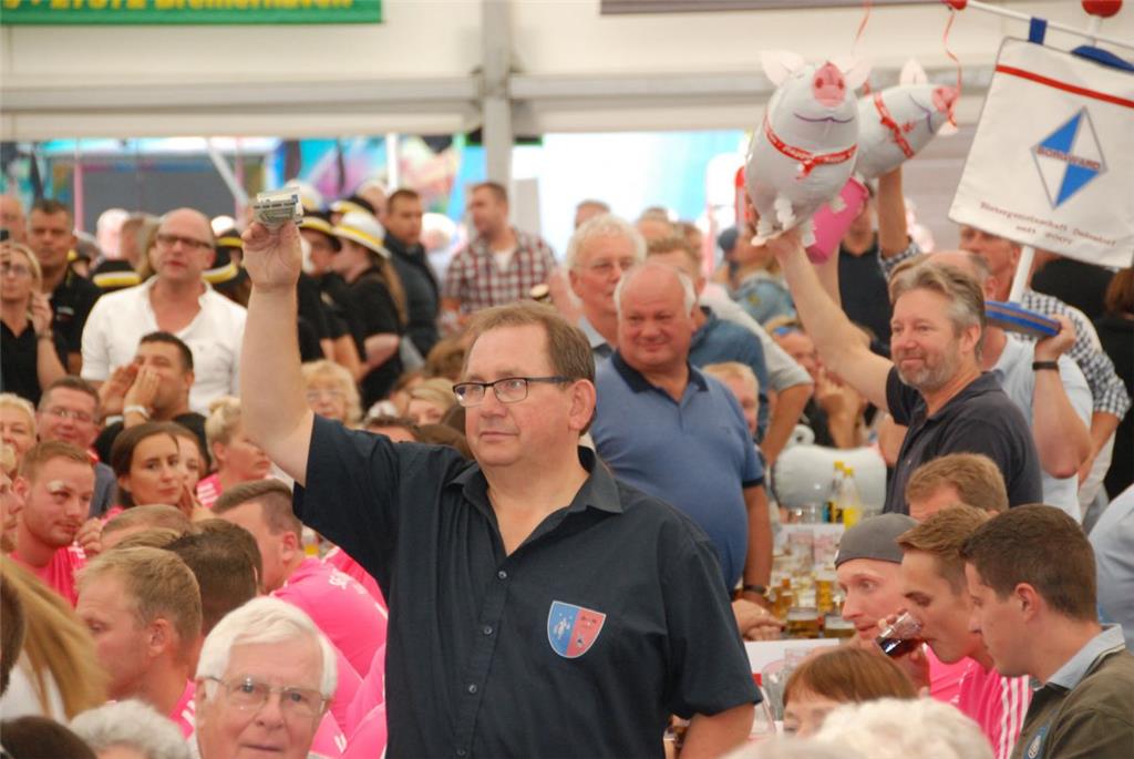 Schweinemarkt in Dedesdorf: Jolante kommt unter den Hammer und die Marktkönigin ...