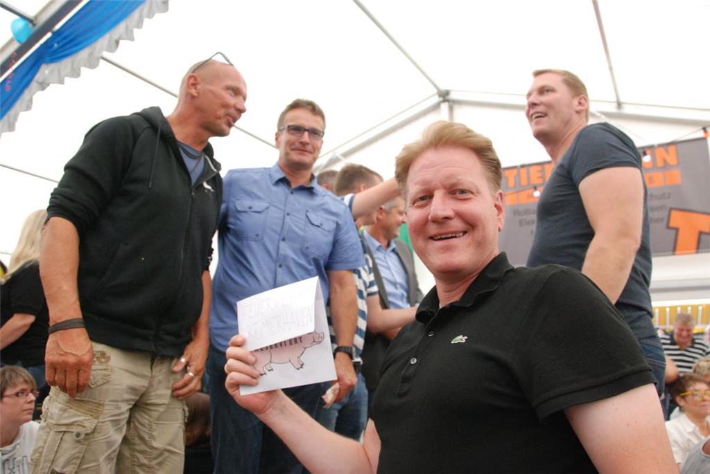 Schweinemarkt in Dedesdorf: Jolante kommt unter den Hammer und die Marktkönigin ...