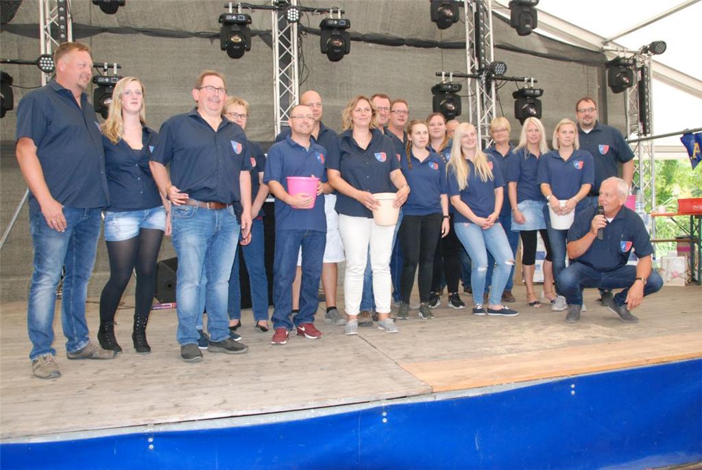 Schweinemarkt in Dedesdorf: Jolante kommt unter den Hammer und die Marktkönigin ...