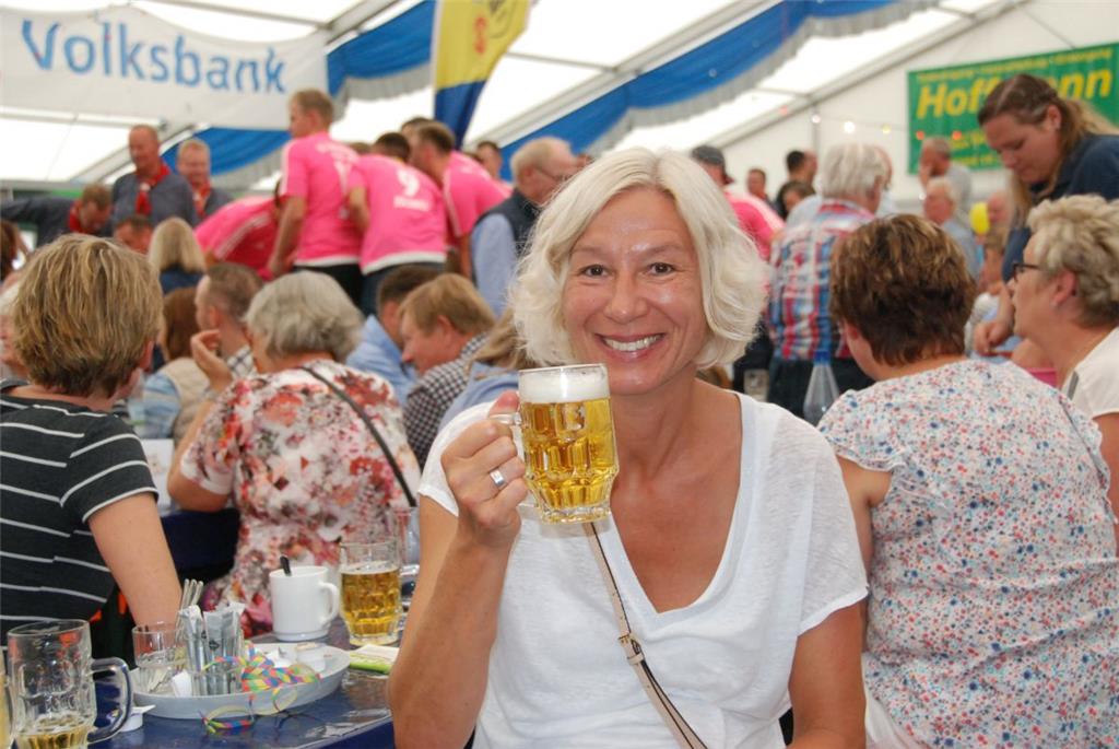 Schweinemarkt in Dedesdorf: Jolante kommt unter den Hammer und die Marktkönigin ...