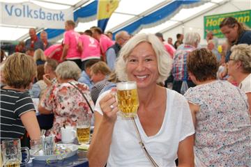 Schweinemarkt in Dedesdorf: Jolante kommt unter den Hammer und die Marktkönigin ...