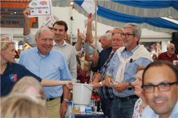 Schweinemarkt in Dedesdorf: Jolante kommt unter den Hammer und die Marktkönigin ...