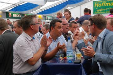 Schweinemarkt in Dedesdorf: Jolante kommt unter den Hammer und die Marktkönigin ...