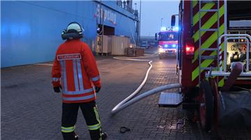 Schweißarbeiten oder ein Kabelbrand könnten für den Brand in der Empting Werft in Cuxhaven verantwortlich sein. Das Feuer war am Donnerstagnachmittag ausgebrochen, konnte aber schnell unter Kontrolle gebracht werden. 