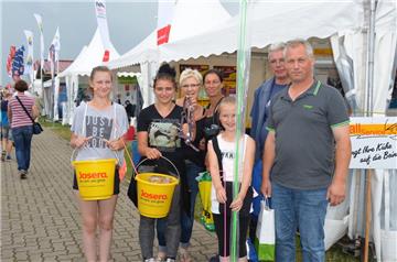 Schwer bepackt: An Futter und Reitutensilien sind Tabea Steffens (von links), Fee Franke, Bianka Steffens, Norma Franke, Mia Steffens sowie Frank Richters und Ulf Steffens nicht vorbei gekommen. Knapp 80 Euro haben sie dafür ausgegeben.