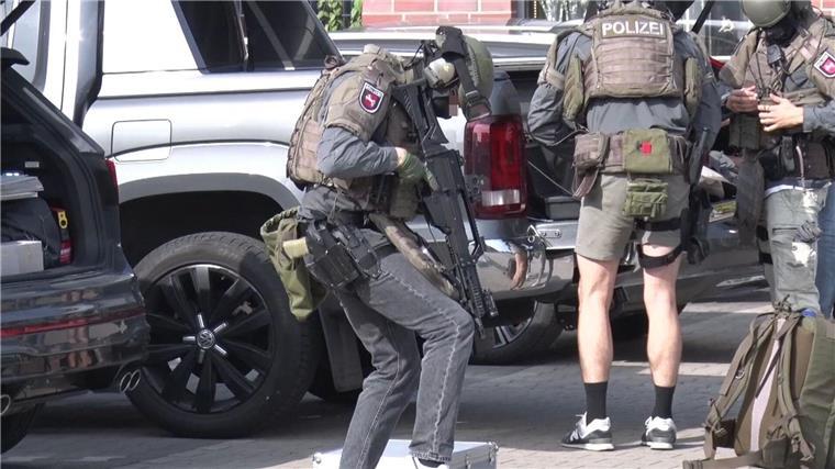 Jugendlicher muss nach Amokalarm für Polizeieinsatz zahlen Schwer bewaffnete Einsatzkräfte rückten im Herbst 2023 wegen einer Softair-Waffe an. Jetzt muss ein Jugendlicher für den Großeinsatz zahlen. (Archivbild)