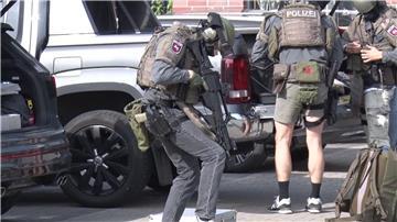 Schwer bewaffnete Einsatzkräfte rückten im Herbst 2023 wegen einer Softair-Waffe an. Jetzt muss ein Jugendlicher für den Großeinsatz zahlen. (Archivbild)