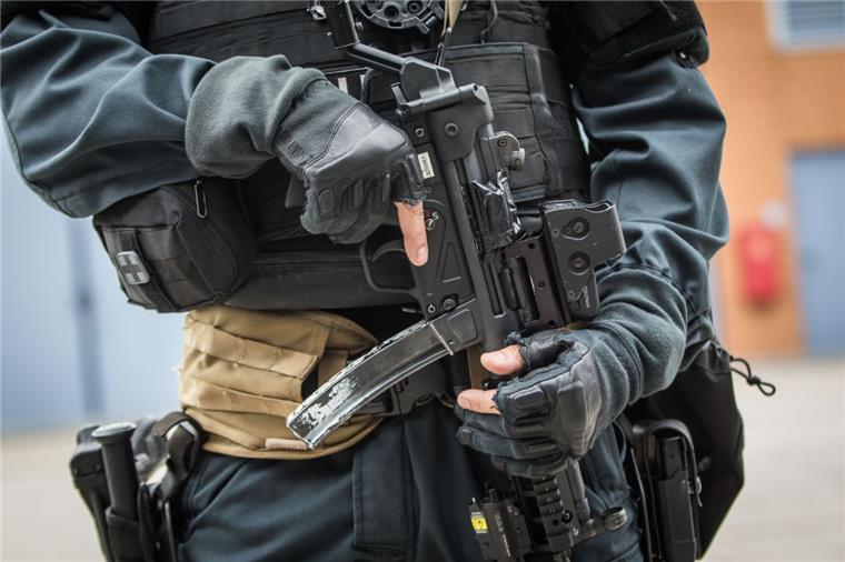Großeinsatz in Stade: Polizei stellt Marihuana und Kokain sicher Schwer bewaffnete Polizisten (Symbolfoto) haben in Stade mehrere Cafés und Restaurants nach Drogen durchsucht.