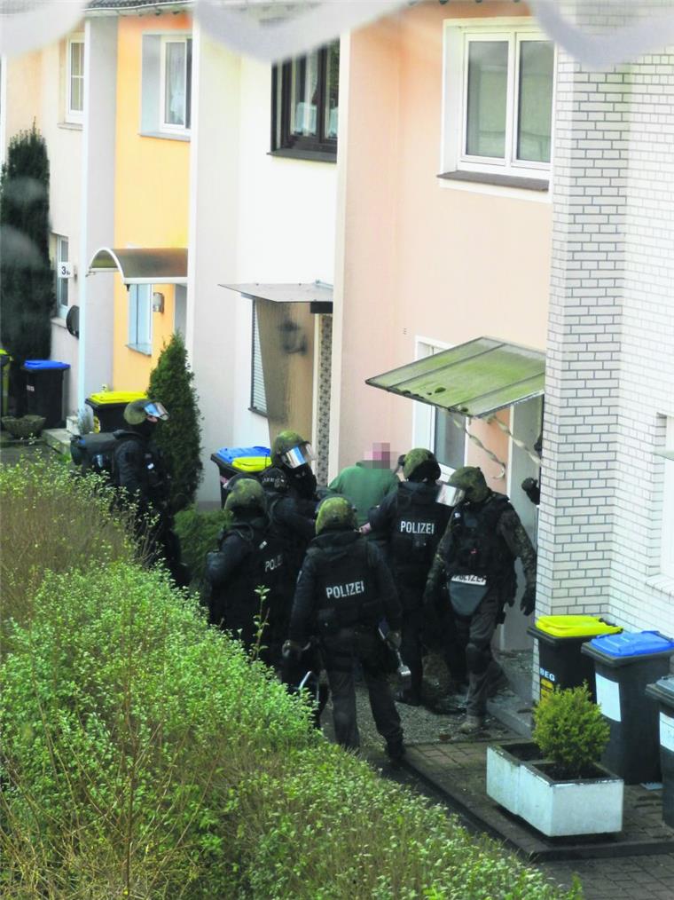 Nachbarschaftsstreit Grund für SEK-Einsatz Schwer bewaffnete und maskierte Polizisten holen den Mann aus seinem Haus.